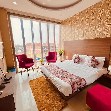 Hotel Pearl Grand, Zirakpur - Top Rated & Most Awarded Property In Tricity จัณฑีครห์ ภายนอก รูปภาพ