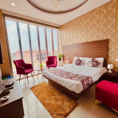 Hotel Pearl Grand, Zirakpur - Top Rated & Most Awarded Property In Tricity จัณฑีครห์ ภายนอก รูปภาพ
