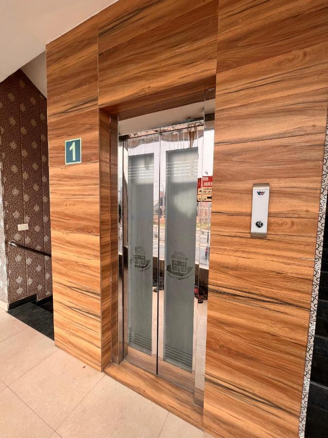 Hotel Pearl Grand, Zirakpur - Top Rated & Most Awarded Property In Tricity จัณฑีครห์ ภายนอก รูปภาพ