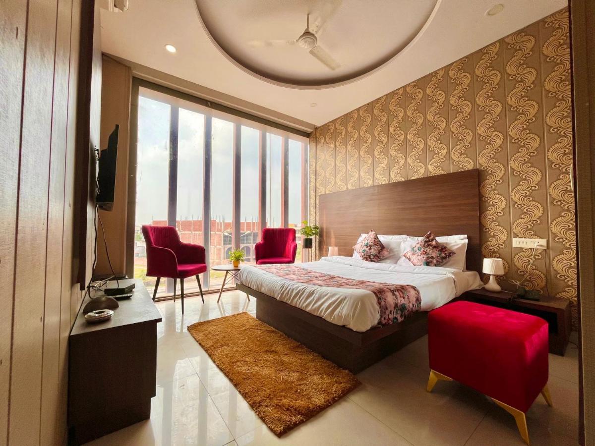 Hotel Pearl Grand, Zirakpur - Top Rated & Most Awarded Property In Tricity จัณฑีครห์ ภายนอก รูปภาพ