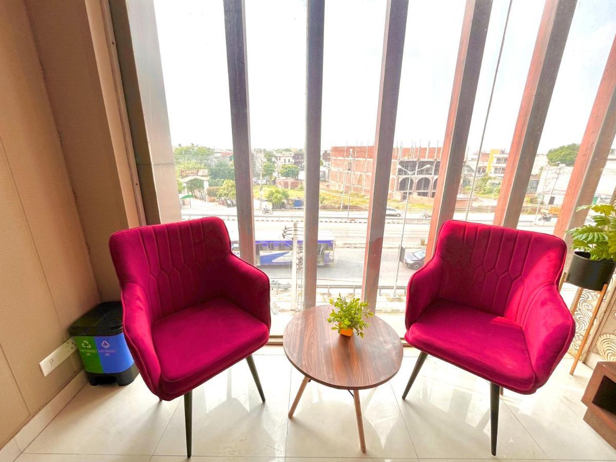 Hotel Pearl Grand, Zirakpur - Top Rated & Most Awarded Property In Tricity จัณฑีครห์ ภายนอก รูปภาพ