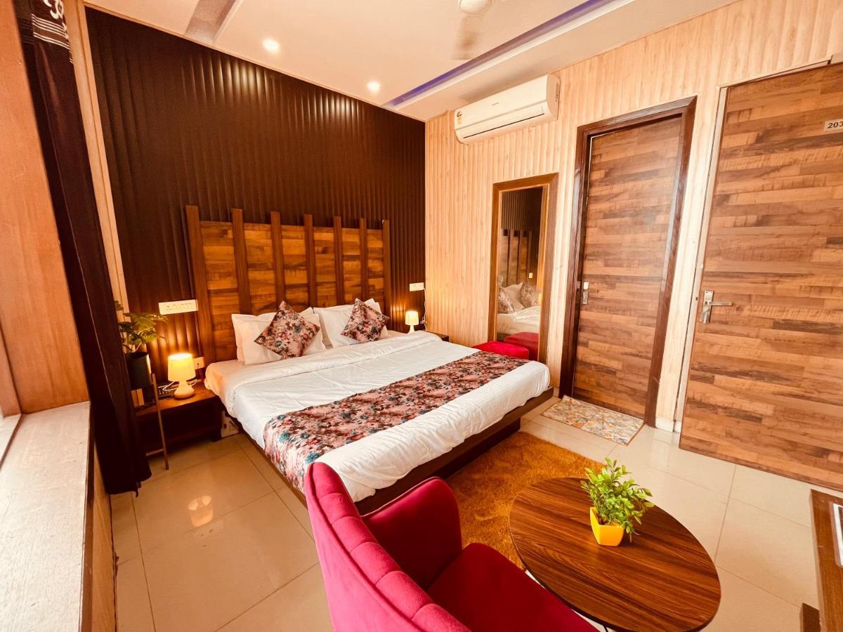 Hotel Pearl Grand, Zirakpur - Top Rated & Most Awarded Property In Tricity จัณฑีครห์ ภายนอก รูปภาพ