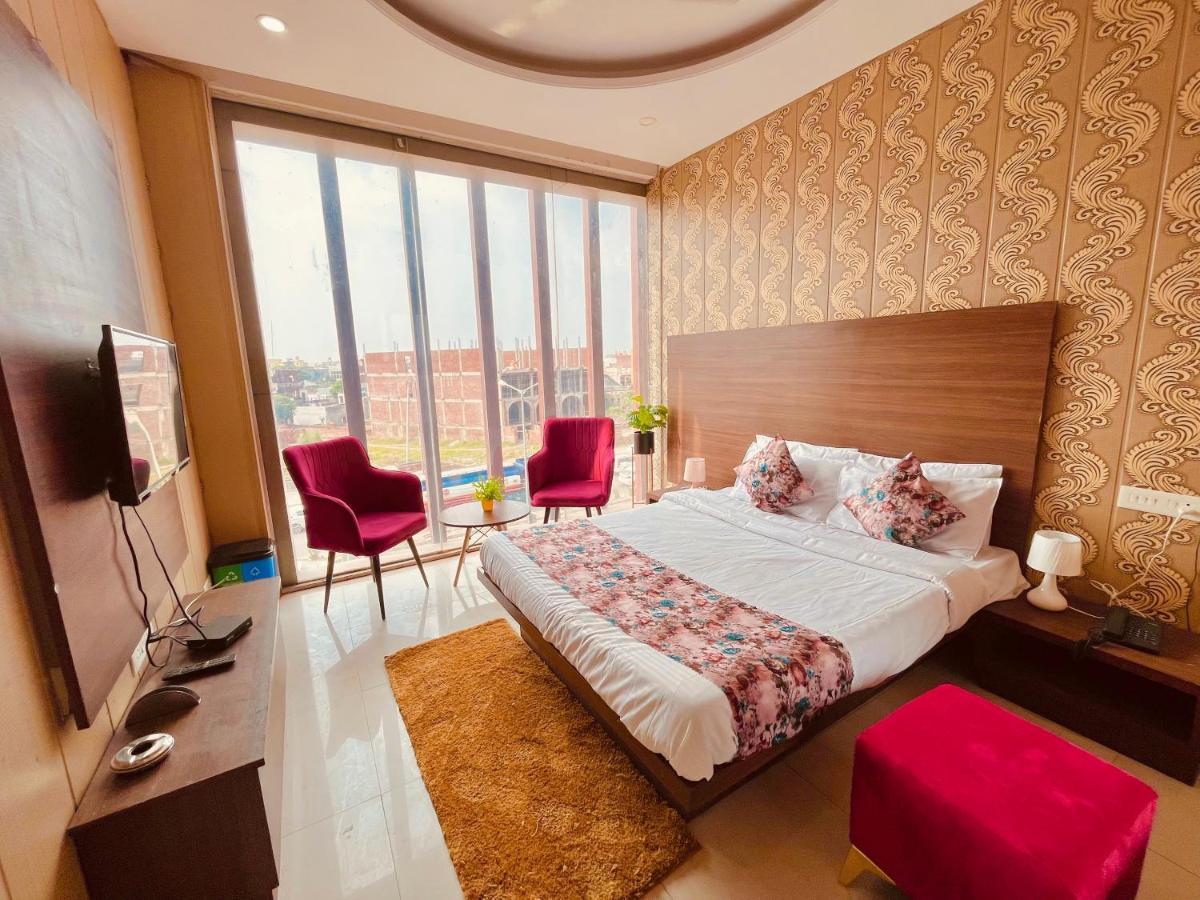 Hotel Pearl Grand, Zirakpur - Top Rated & Most Awarded Property In Tricity จัณฑีครห์ ภายนอก รูปภาพ