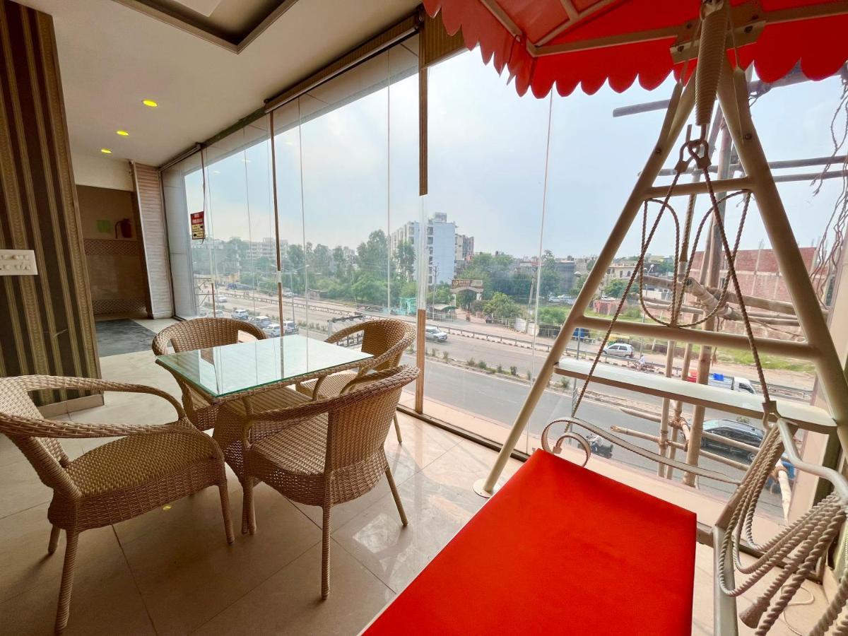 Hotel Pearl Grand, Zirakpur - Top Rated & Most Awarded Property In Tricity จัณฑีครห์ ภายนอก รูปภาพ