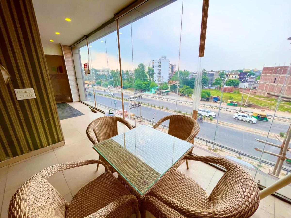 Hotel Pearl Grand, Zirakpur - Top Rated & Most Awarded Property In Tricity จัณฑีครห์ ภายนอก รูปภาพ