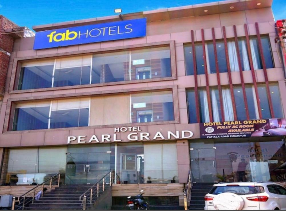 Hotel Pearl Grand, Zirakpur - Top Rated & Most Awarded Property In Tricity จัณฑีครห์ ภายนอก รูปภาพ