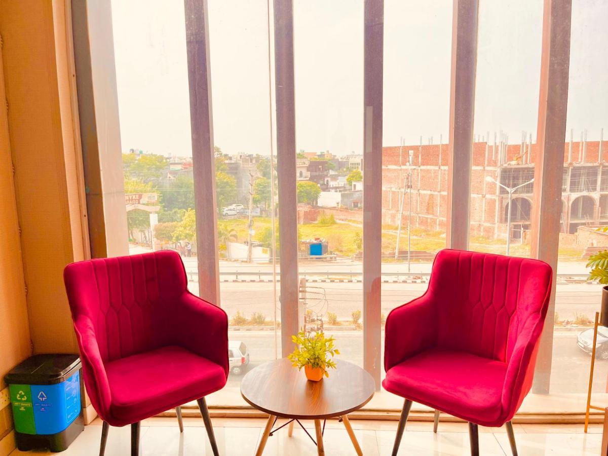Hotel Pearl Grand, Zirakpur - Top Rated & Most Awarded Property In Tricity จัณฑีครห์ ภายนอก รูปภาพ