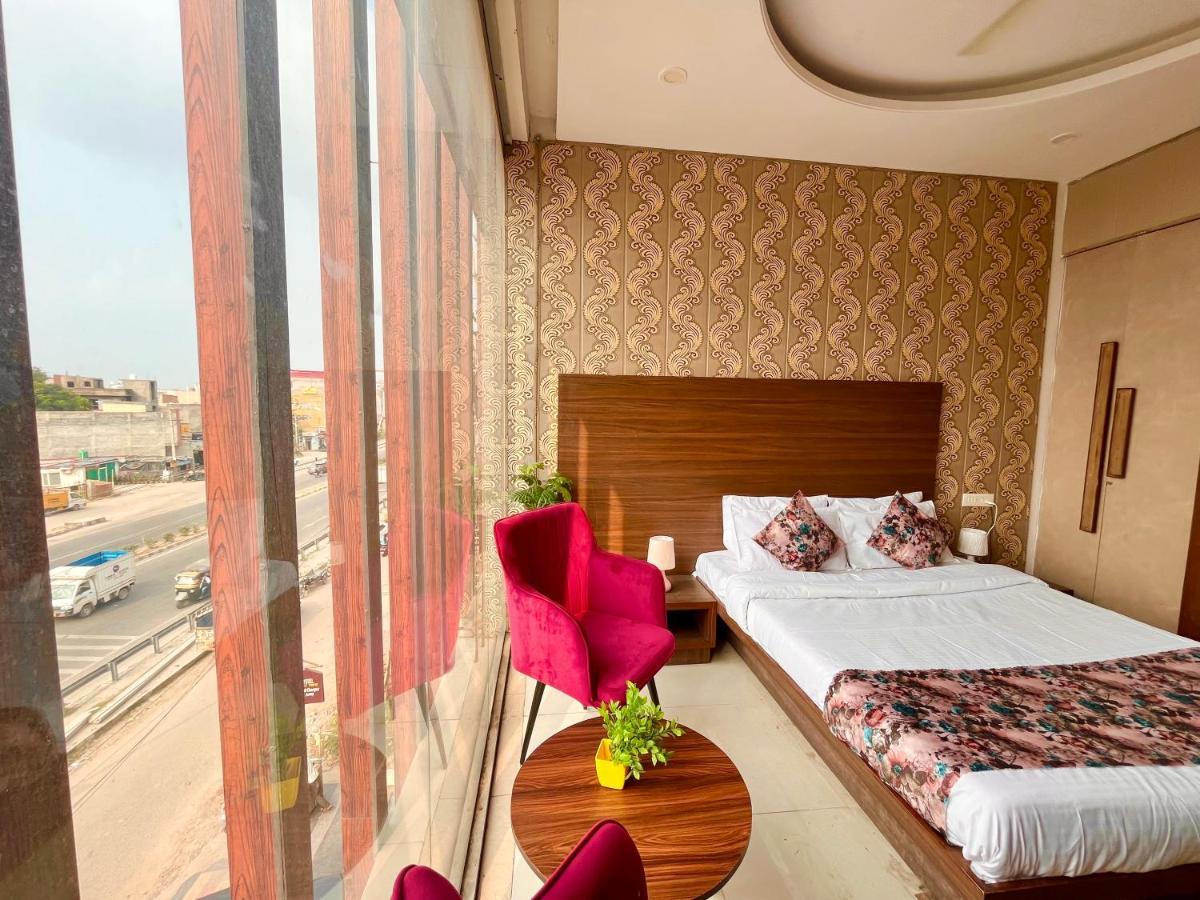 Hotel Pearl Grand, Zirakpur - Top Rated & Most Awarded Property In Tricity จัณฑีครห์ ภายนอก รูปภาพ