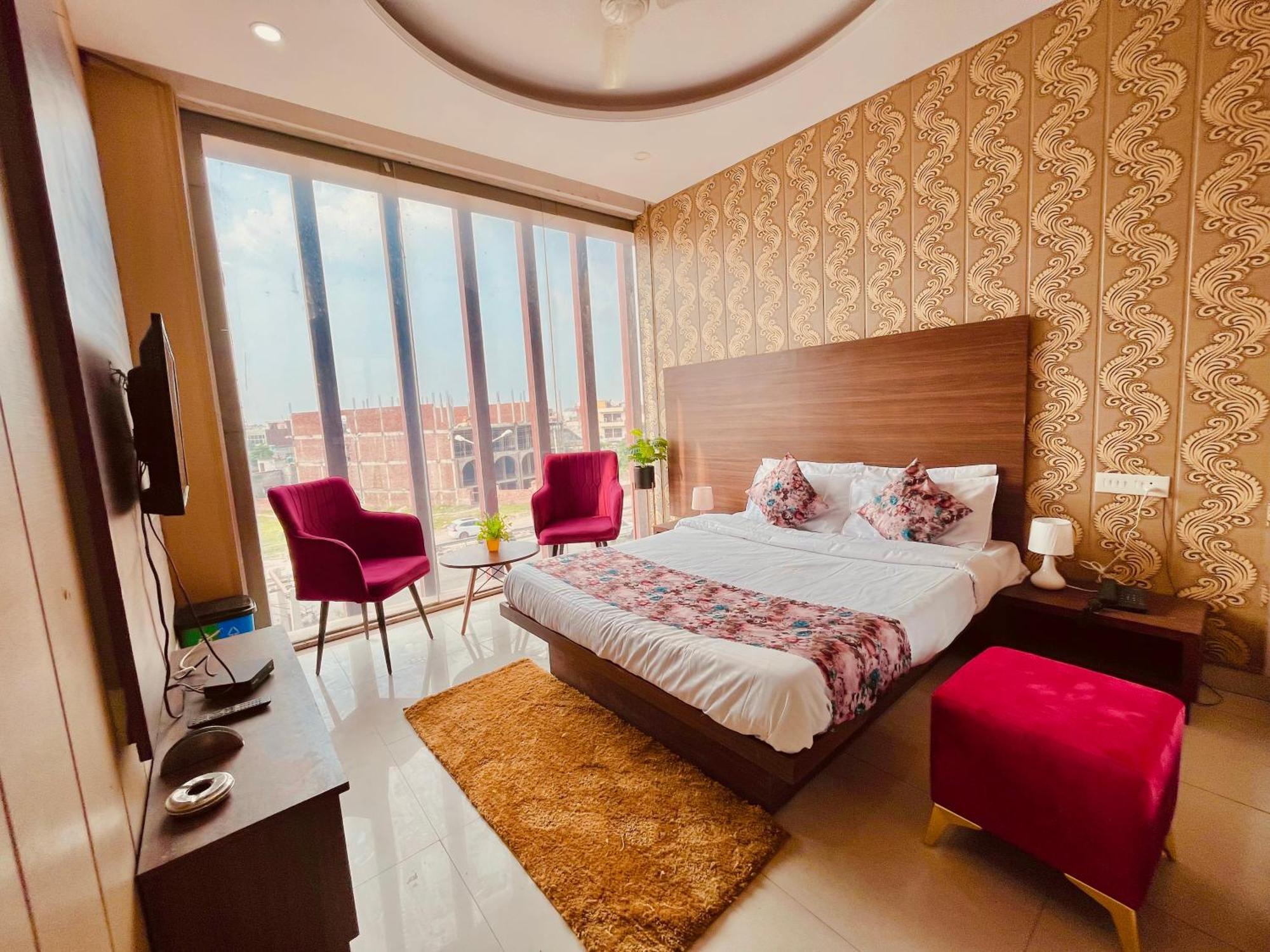 Hotel Pearl Grand, Zirakpur - Top Rated & Most Awarded Property In Tricity จัณฑีครห์ ภายนอก รูปภาพ